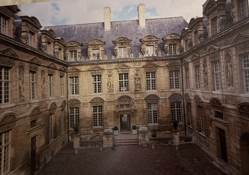 Hotel de Sully