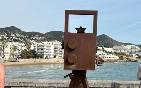 Postal de Sitges: A Camera by the Sea